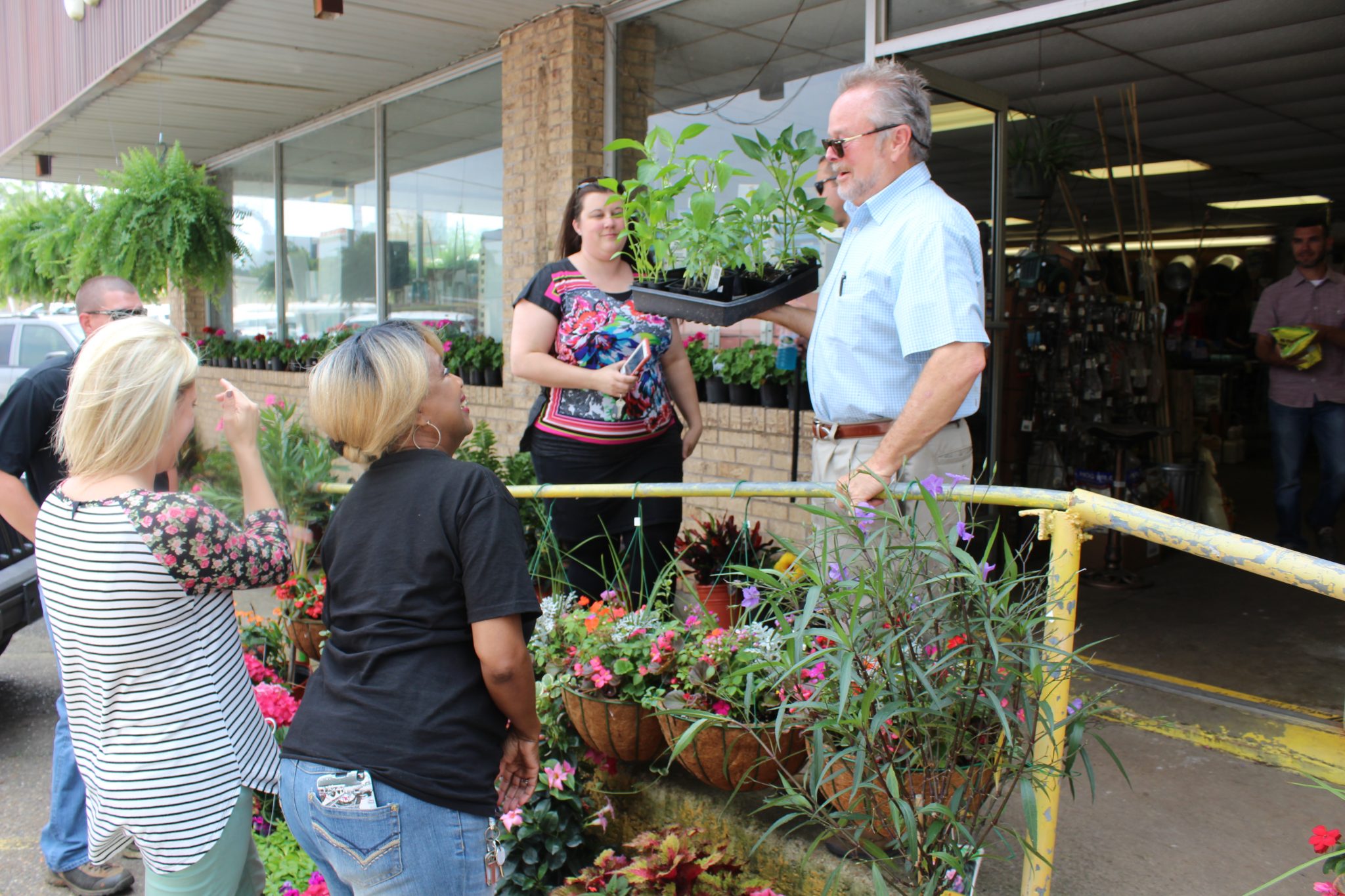 Chamber S Cash Mob Hits Cone S Farm And Garden Mart Minden Press