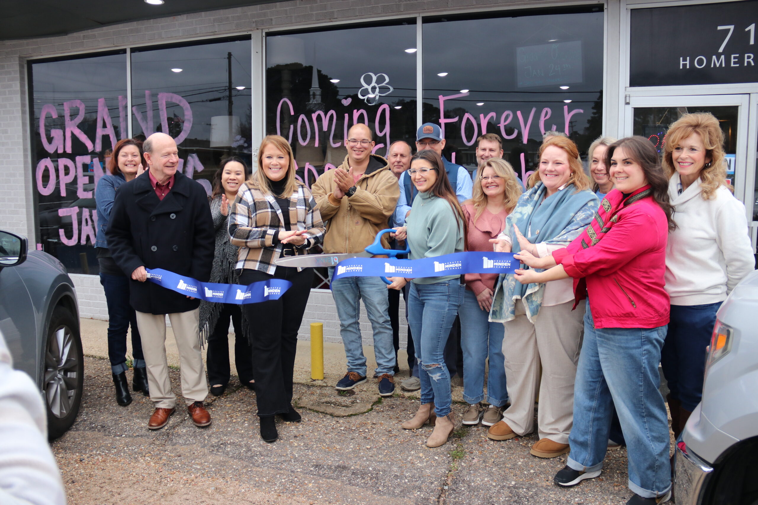 Ribbon cutting held for new thrift store in Minden